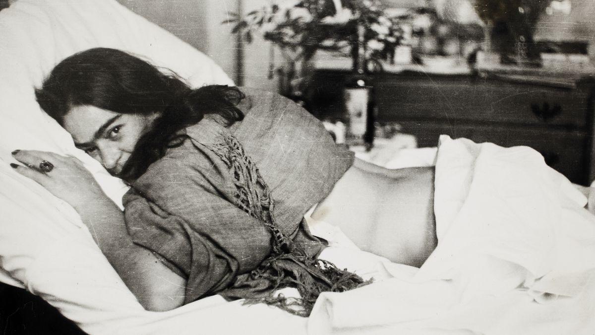 Víc než rozbité tělo. Fotky ze skrytého archivu ukazují vnitřní svět Fridy Kahlo